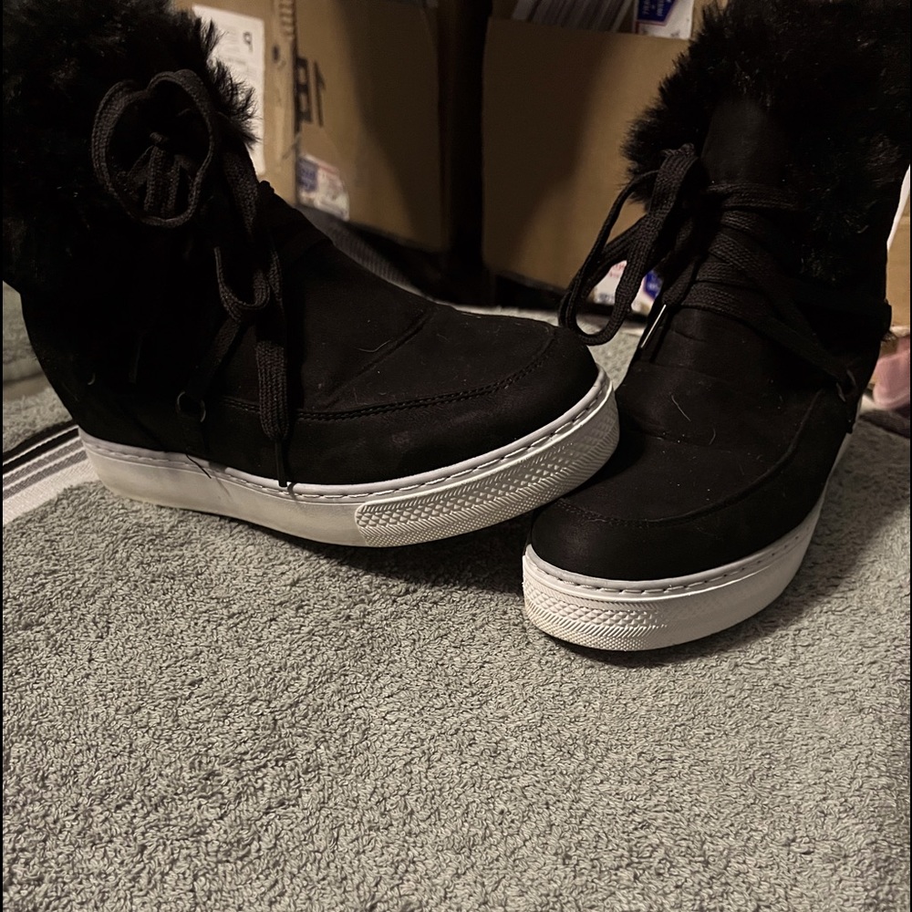Woman’s black sued boots